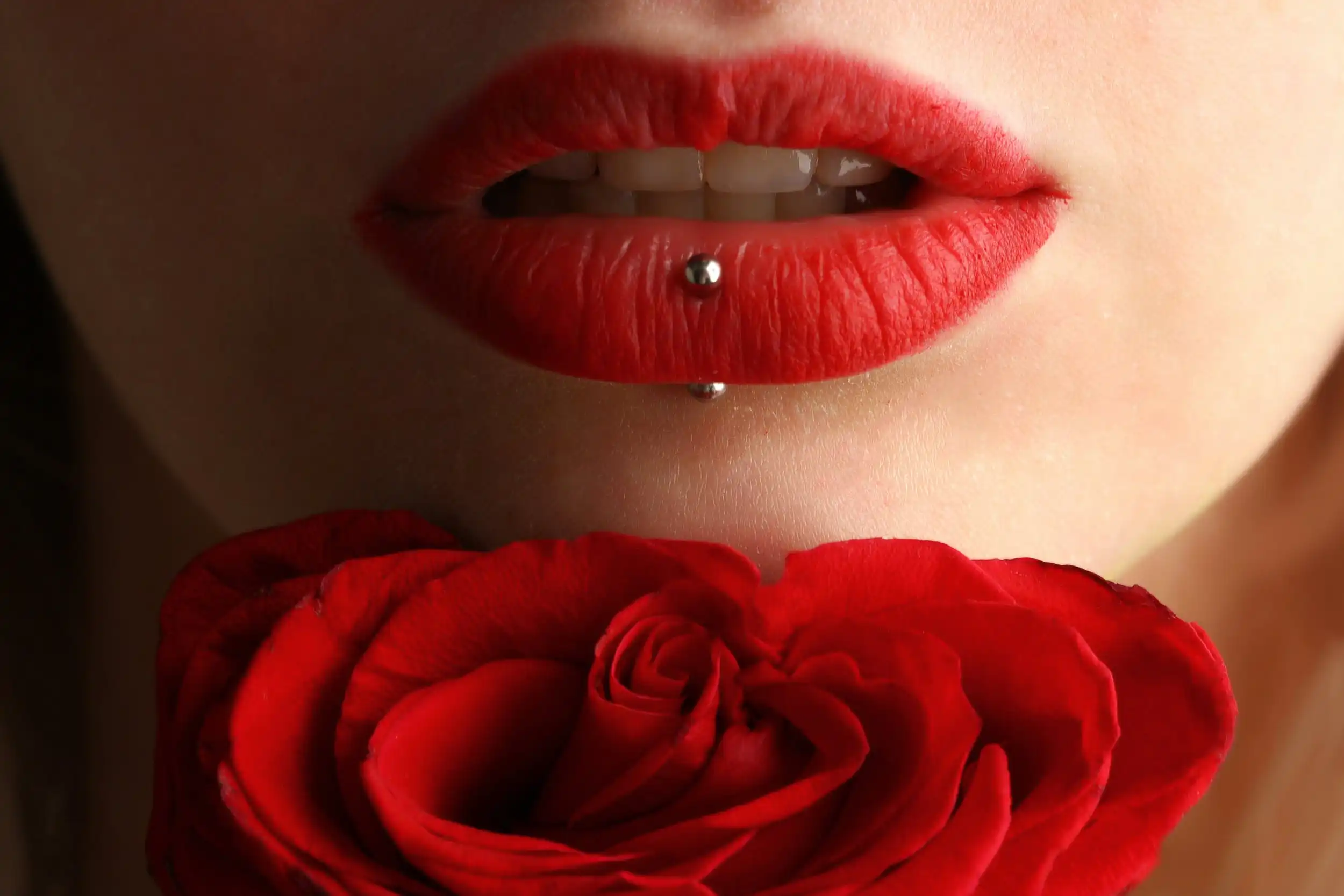 Alles über Lippenpiercing: Pflege, Heilung und Schmuckauswahl